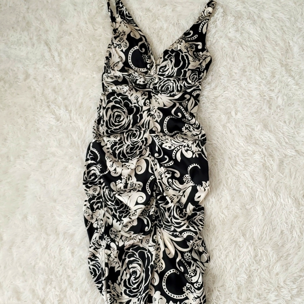 Xscape dress size 8 black and white with flowers, ruched